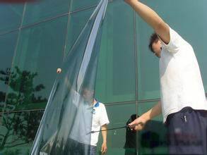 深圳宝安建筑贴膜|门窗玻璃贴隔热防爆膜磨砂膜上门安装好_建筑材料栏目