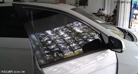 V5菱致爱车有道加装原厂导航玻璃贴膜