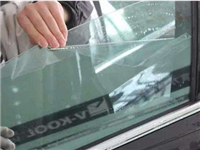 汽车玻璃贴膜主要有几层 汽车挡风玻璃不会碎裂吗