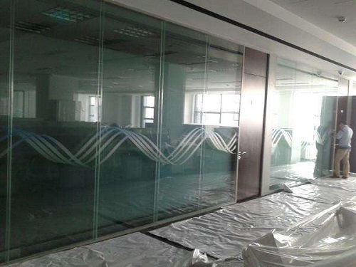 办公室玻璃门贴膜的步骤 窗户玻璃贴膜有什么好处,行业资讯