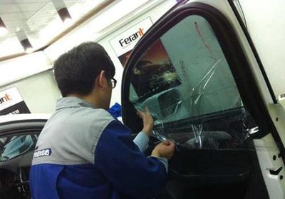 汽车玻璃贴膜后,做错这4件事等于前功尽弃,汽修师傅的话在理