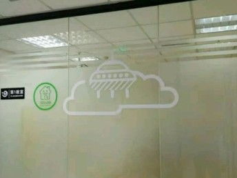 白云路办公玻璃贴膜 logo腰线与磨砂不干胶的完美结合，北京工装装修新选择